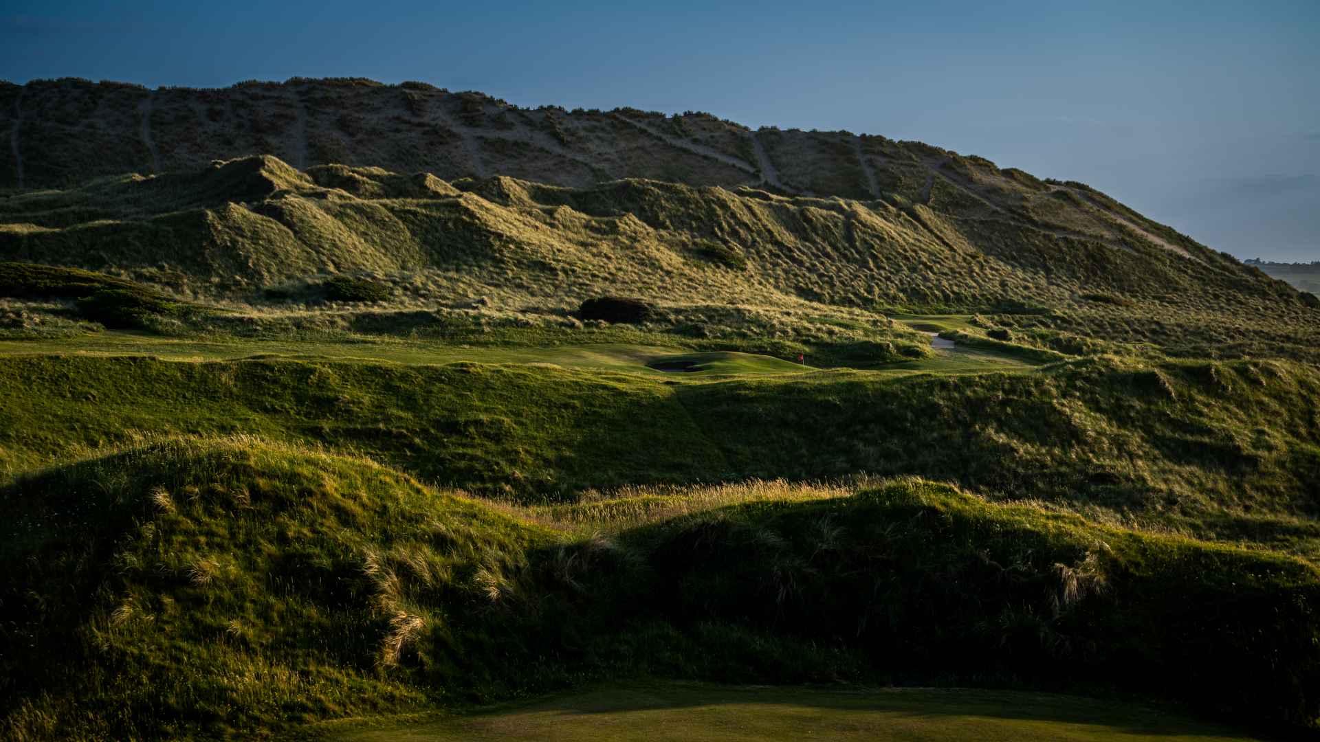 Hole 6 - Into The West - green sitting on a hill
