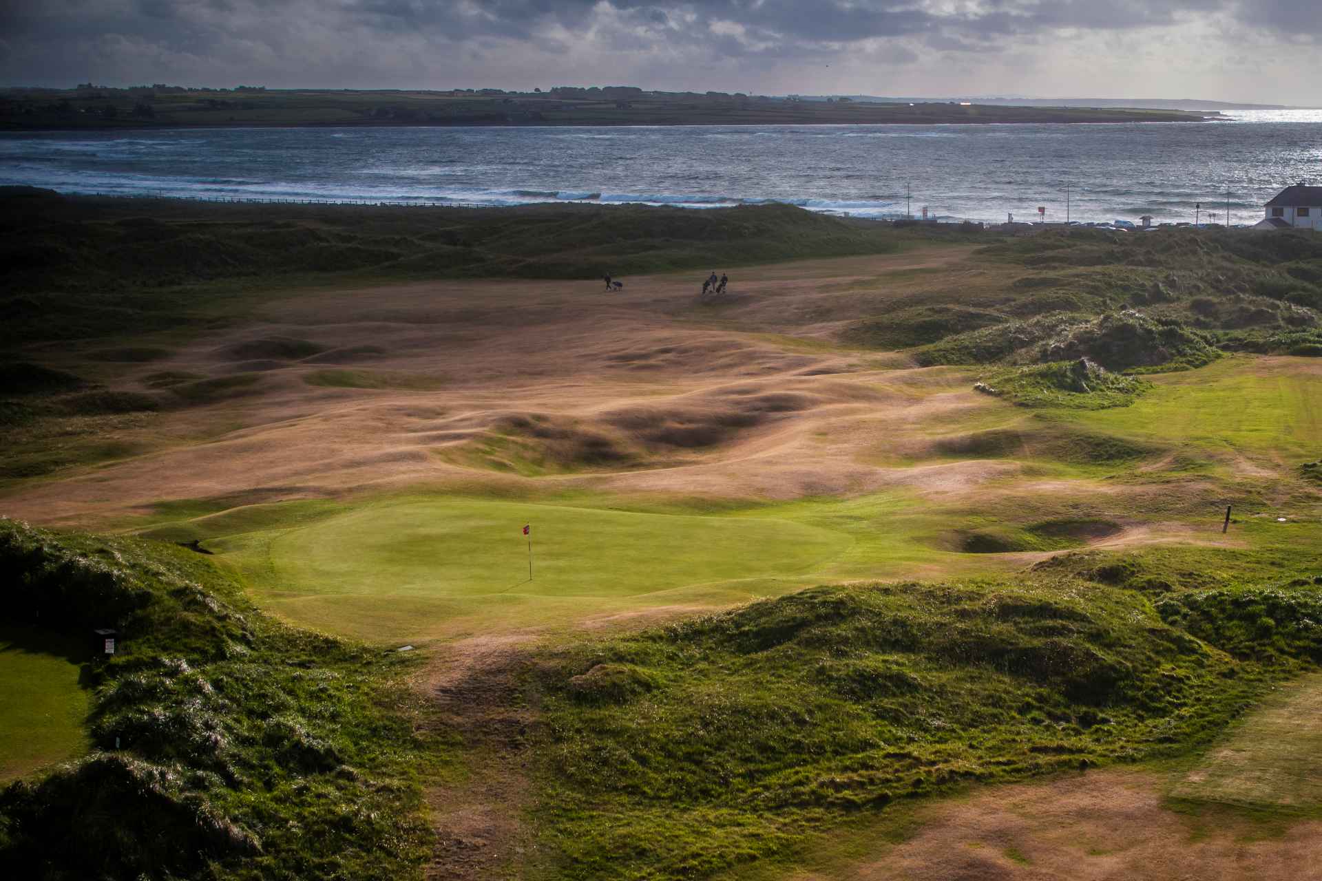 Hole 8 - The High Brae - shot of green with coast in background